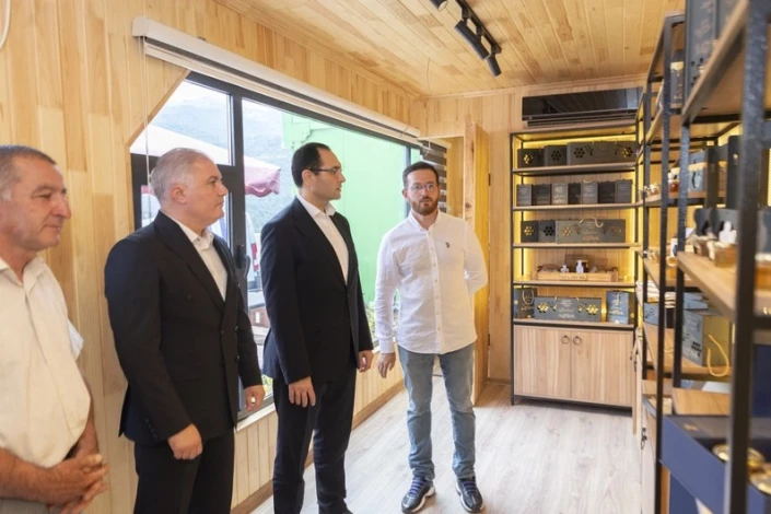 Məcnun Məmmədov Kəlbəcərdə təsərrüfatlara baş çəkib, fermerlərlə görüşüb