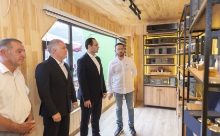 Məcnun Məmmədov Kəlbəcərdə təsərrüfatlara baş çəkib, fermerlərlə görüşüb